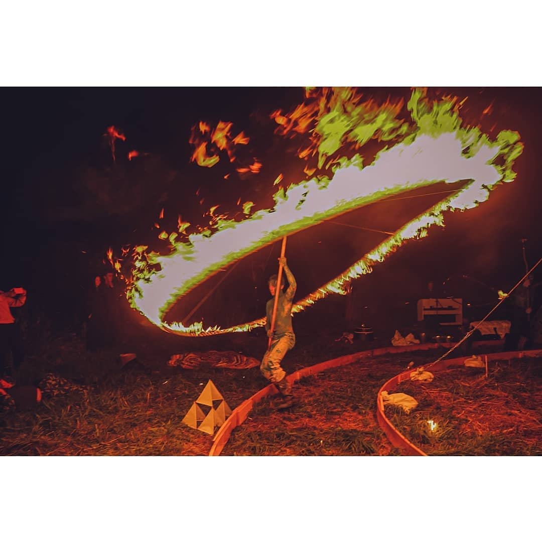 Духовные песнопения, экспериментальные спектакли, запуск тетраэдрического воздушного змея — это далеко не все, чем удивляла творческая лаборатория «Человек Мира» в 2020-м году