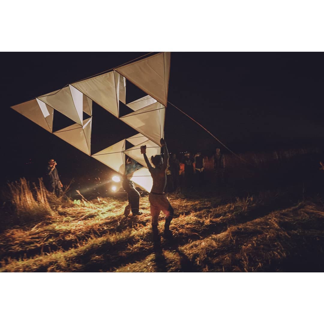 Духовные песнопения, экспериментальные спектакли, запуск тетраэдрического воздушного змея — это далеко не все, чем удивляла творческая лаборатория «Человек Мира» в 2020-м году