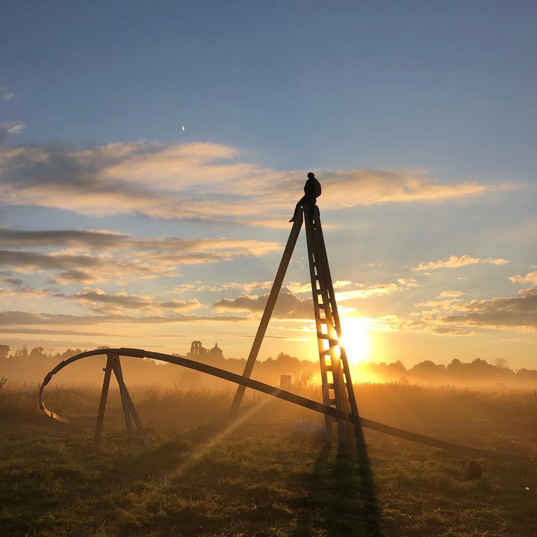 Духовные песнопения, экспериментальные спектакли, запуск тетраэдрического воздушного змея — это далеко не все, чем удивляла творческая лаборатория «Человек Мира» в 2020-м году
