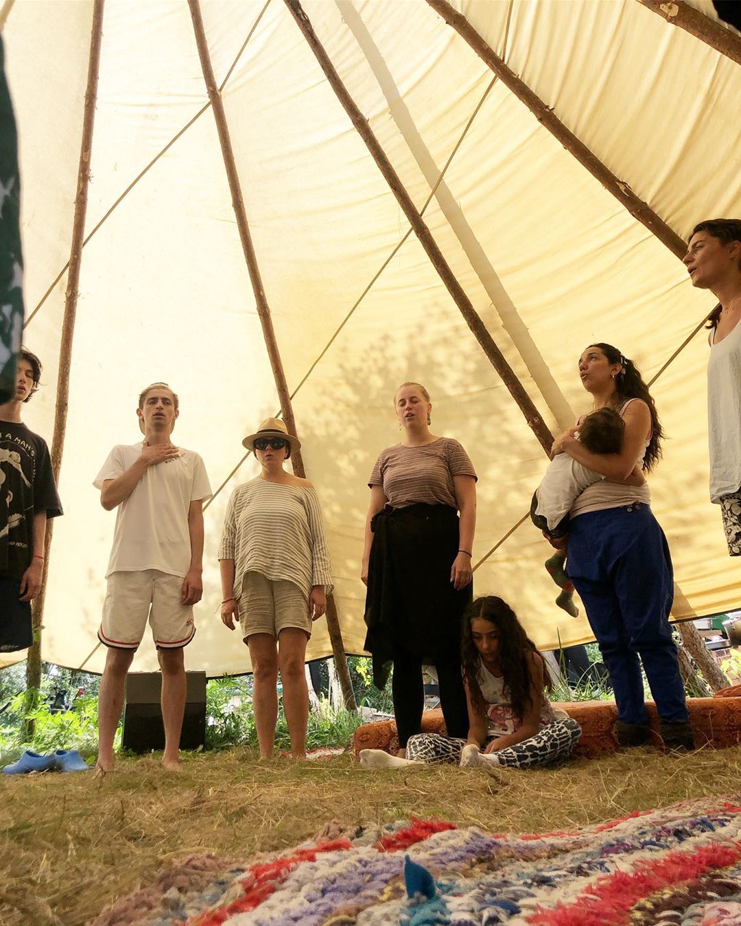 Духовные песнопения, экспериментальные спектакли, запуск тетраэдрического воздушного змея — это далеко не все, чем удивляла творческая лаборатория «Человек Мира» в 2020-м году