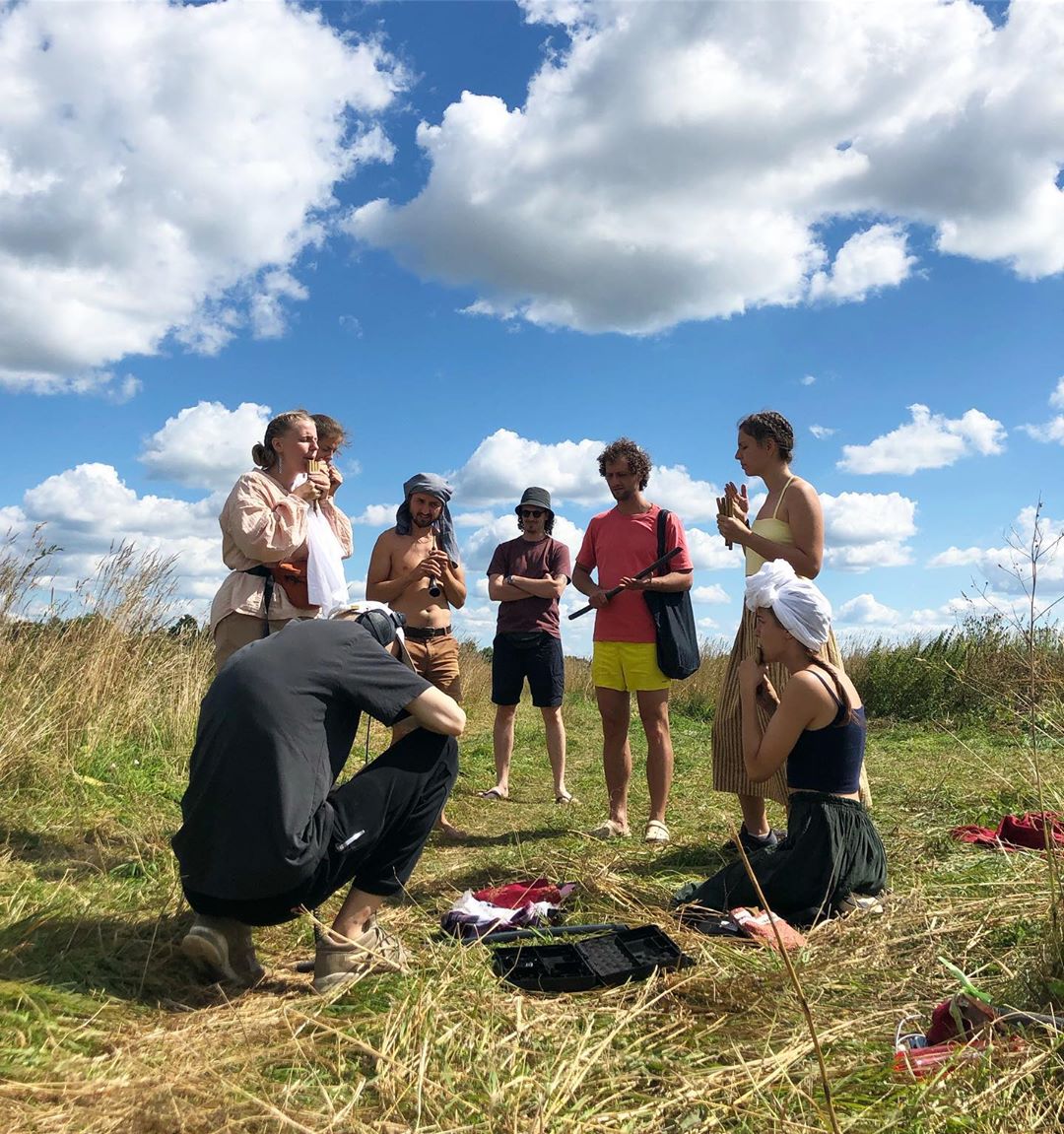 Духовные песнопения, экспериментальные спектакли, запуск тетраэдрического воздушного змея — это далеко не все, чем удивляла творческая лаборатория «Человек Мира» в 2020-м году