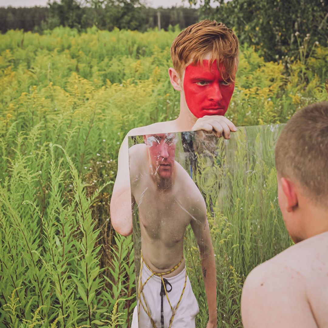 Духовные песнопения, экспериментальные спектакли, запуск тетраэдрического воздушного змея — это далеко не все, чем удивляла творческая лаборатория «Человек Мира» в 2020-м году