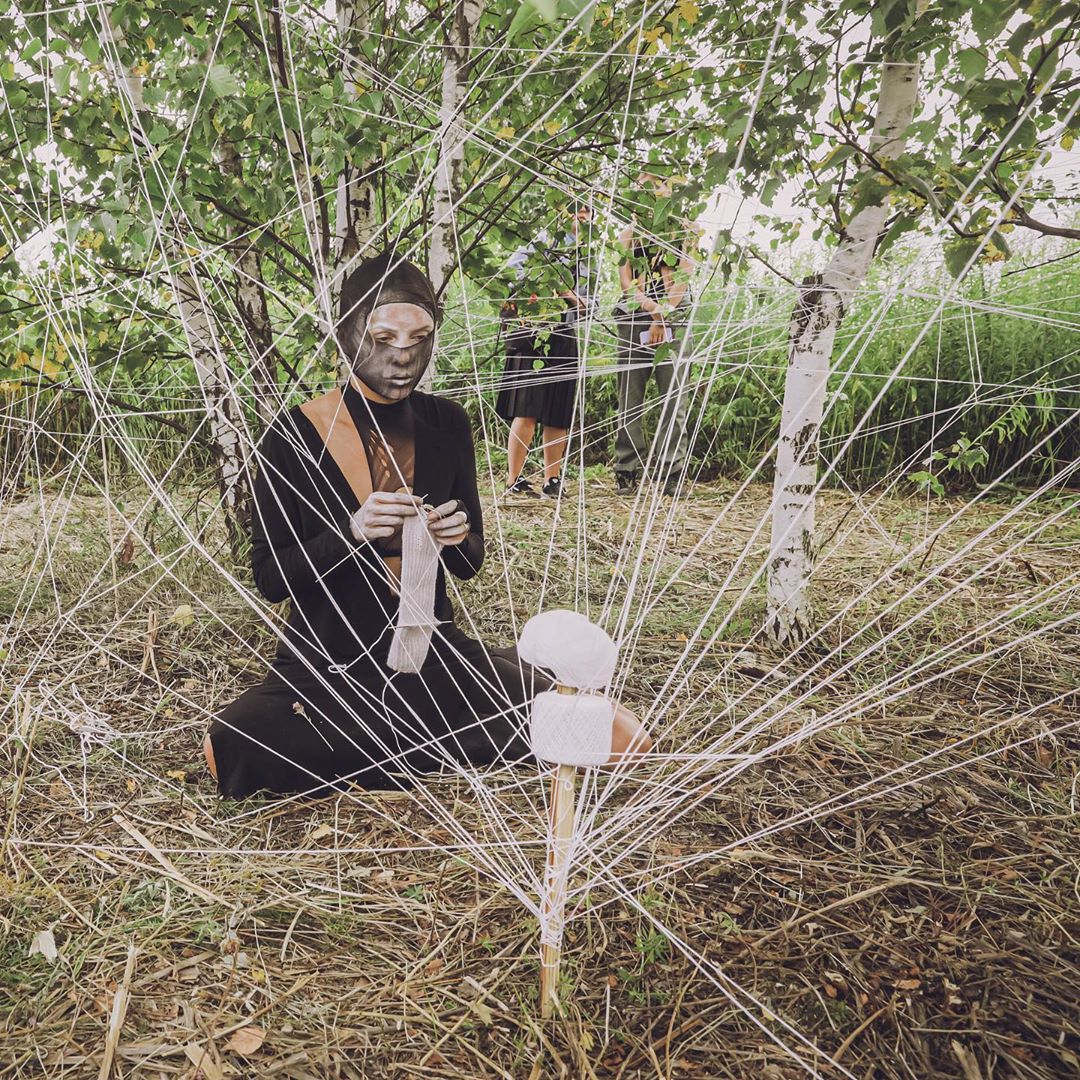 Духовные песнопения, экспериментальные спектакли, запуск тетраэдрического воздушного змея — это далеко не все, чем удивляла творческая лаборатория «Человек Мира» в 2020-м году
