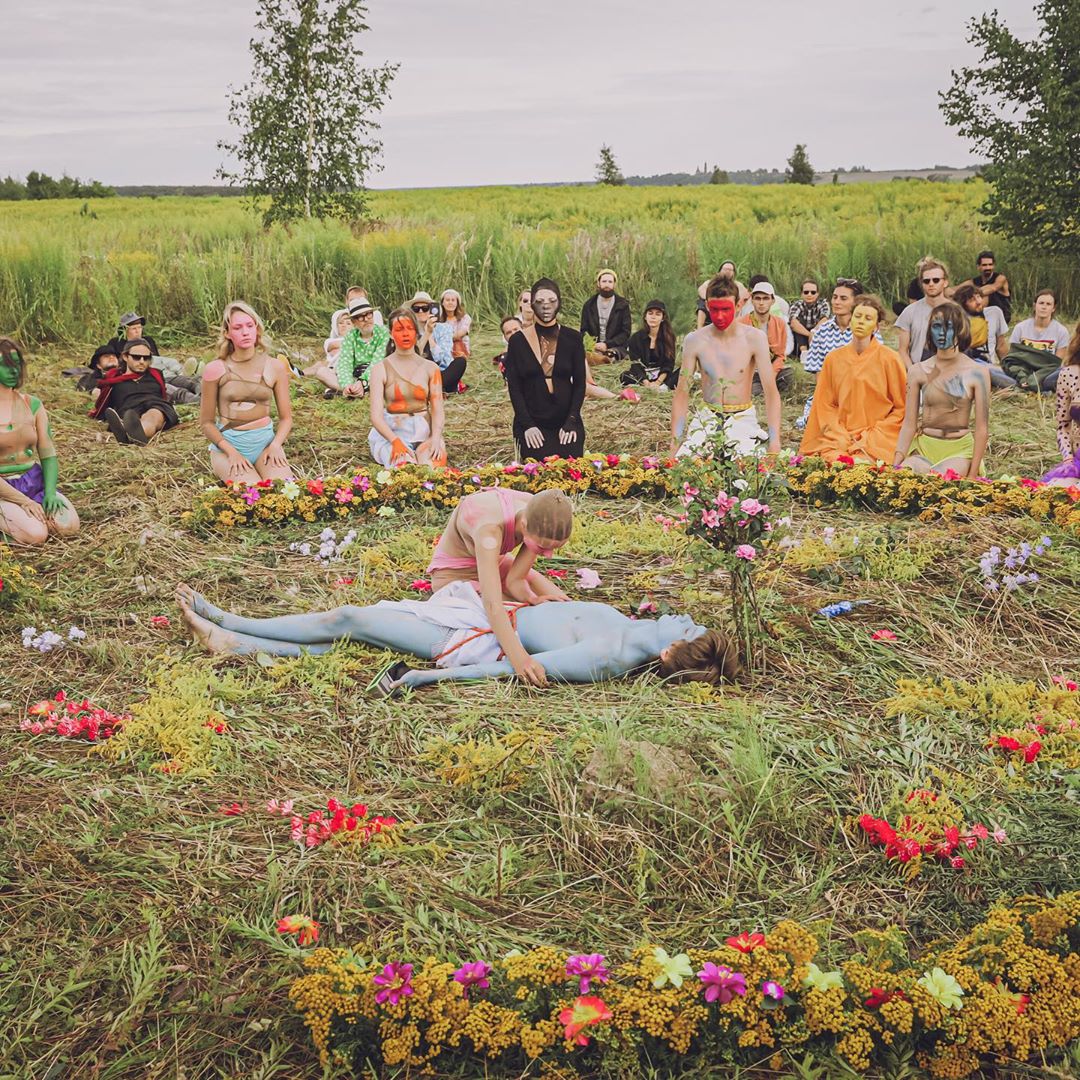 Духовные песнопения, экспериментальные спектакли, запуск тетраэдрического воздушного змея — это далеко не все, чем удивляла творческая лаборатория «Человек Мира» в 2020-м году