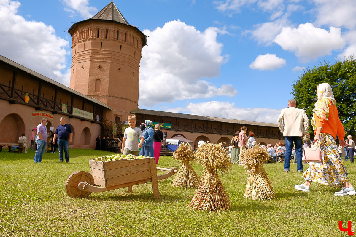 На праздник собрались и местные жители, и гости Суздаля. Несмотря на уходящее лето, это первое официальное событие ВСМЗ на открытом воздухе