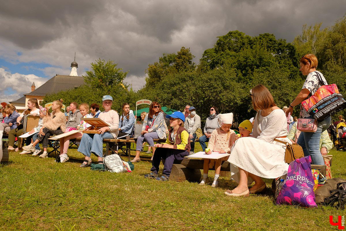 На праздник собрались и местные жители, и гости Суздаля. Несмотря на уходящее лето, это первое официальное событие ВСМЗ на открытом воздухе