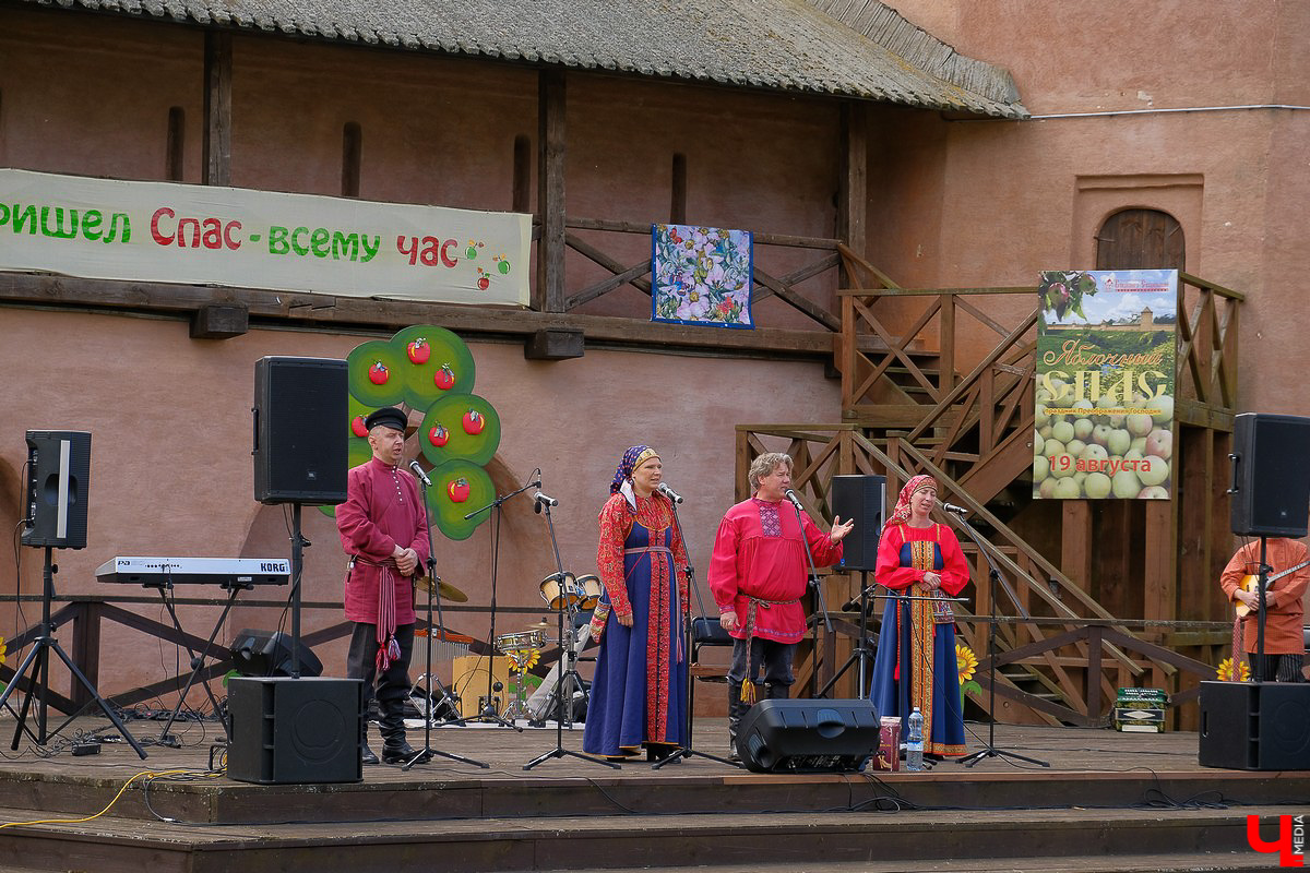 На праздник собрались и местные жители, и гости Суздаля. Несмотря на уходящее лето, это первое официальное событие ВСМЗ на открытом воздухе