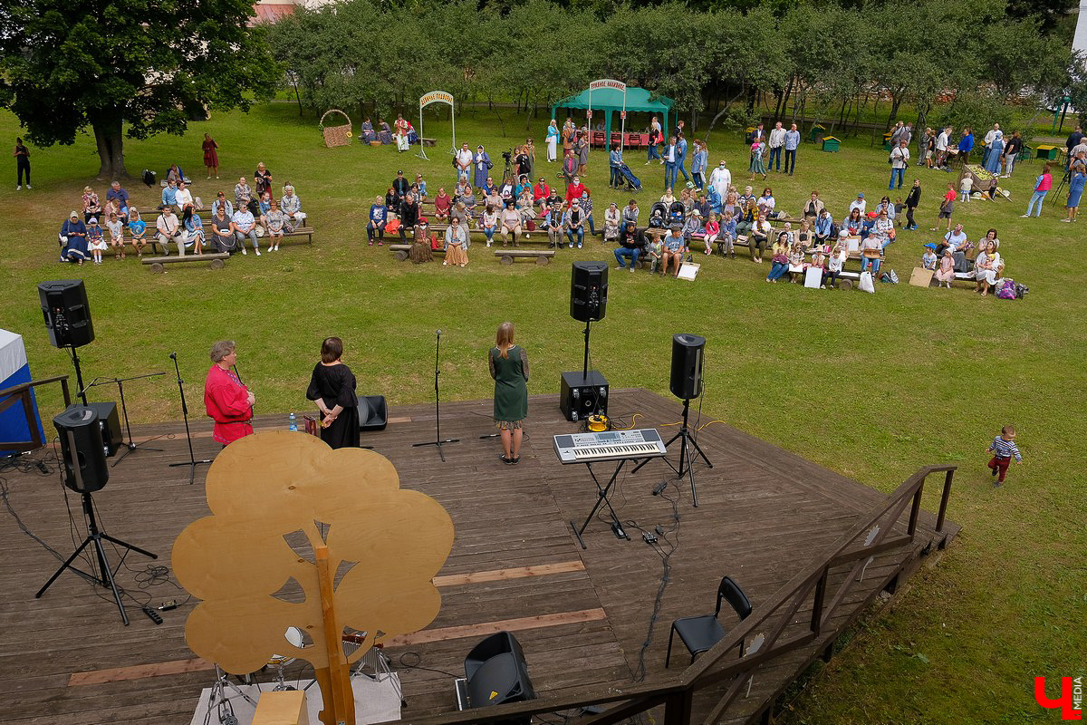 На праздник собрались и местные жители, и гости Суздаля. Несмотря на уходящее лето, это первое официальное событие ВСМЗ на открытом воздухе