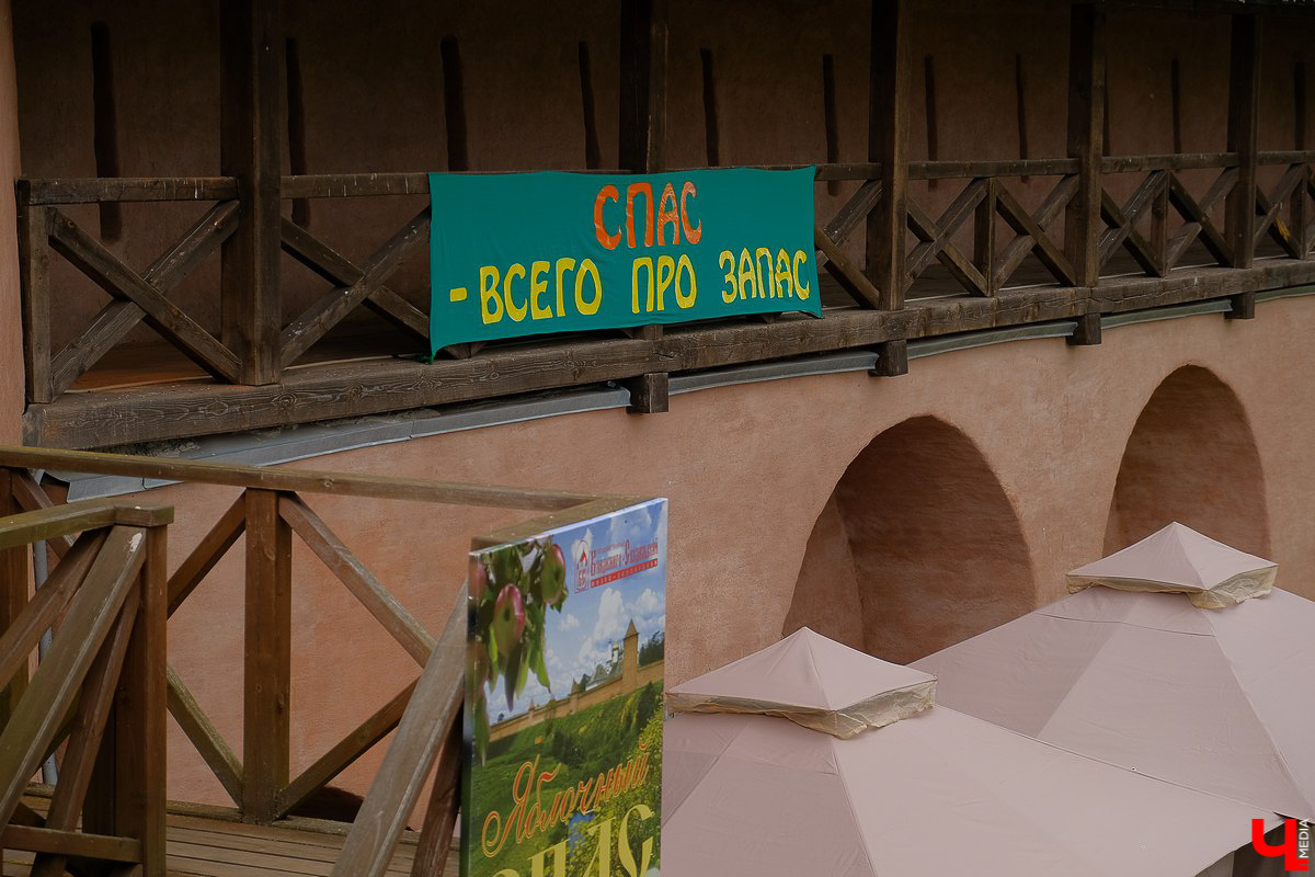 На праздник собрались и местные жители, и гости Суздаля. Несмотря на уходящее лето, это первое официальное событие ВСМЗ на открытом воздухе