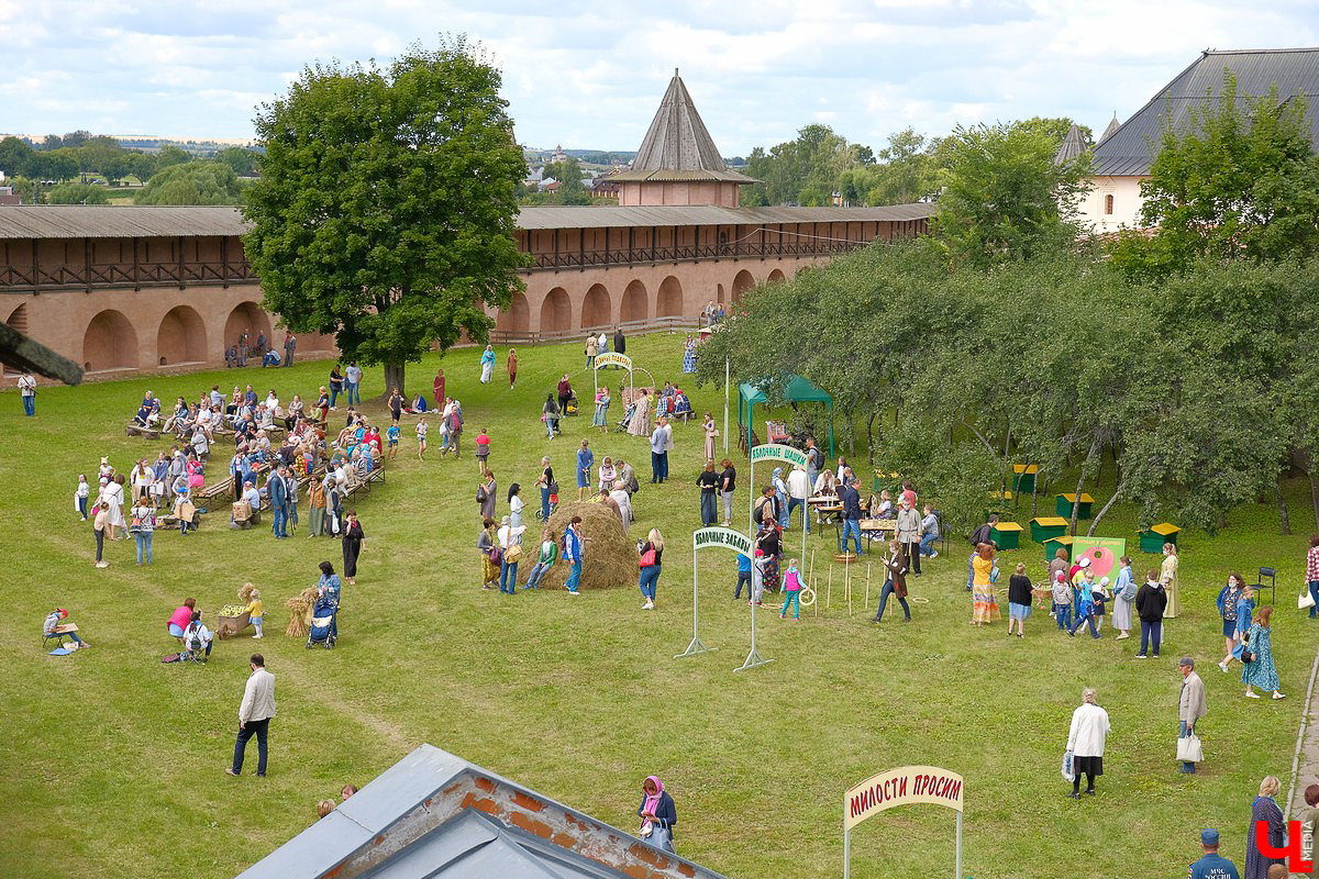 На праздник собрались и местные жители, и гости Суздаля. Несмотря на уходящее лето, это первое официальное событие ВСМЗ на открытом воздухе