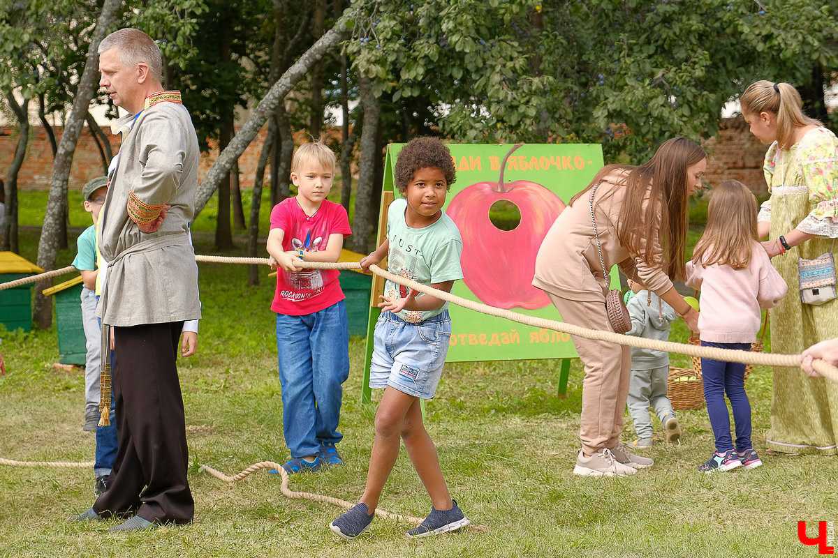 На праздник собрались и местные жители, и гости Суздаля. Несмотря на уходящее лето, это первое официальное событие ВСМЗ на открытом воздухе