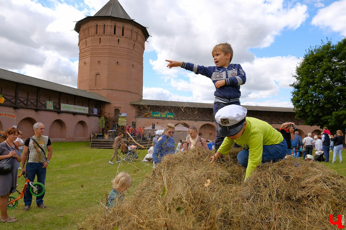 На праздник собрались и местные жители, и гости Суздаля. Несмотря на уходящее лето, это первое официальное событие ВСМЗ на открытом воздухе