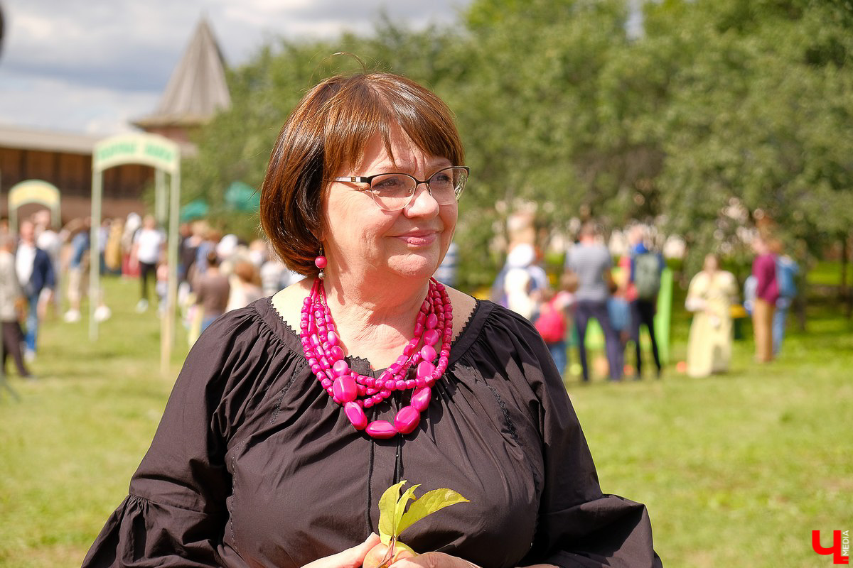 На праздник собрались и местные жители, и гости Суздаля. Несмотря на уходящее лето, это первое официальное событие ВСМЗ на открытом воздухе