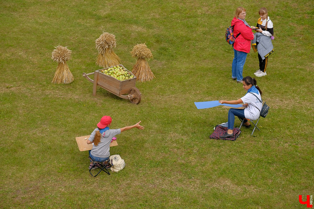 На праздник собрались и местные жители, и гости Суздаля. Несмотря на уходящее лето, это первое официальное событие ВСМЗ на открытом воздухе