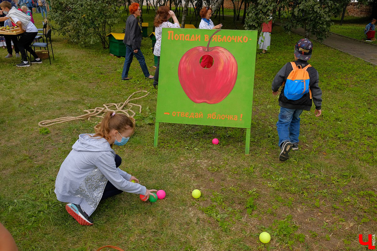 На праздник собрались и местные жители, и гости Суздаля. Несмотря на уходящее лето, это первое официальное событие ВСМЗ на открытом воздухе