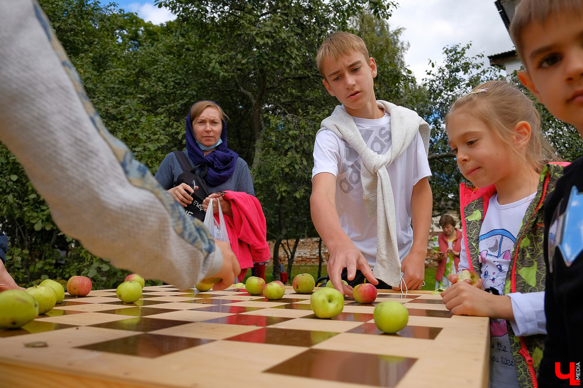 На праздник собрались и местные жители, и гости Суздаля. Несмотря на уходящее лето, это первое официальное событие ВСМЗ на открытом воздухе