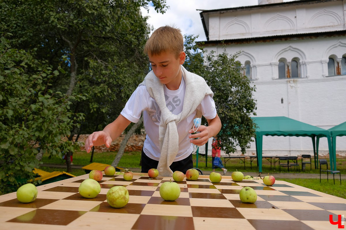 На праздник собрались и местные жители, и гости Суздаля. Несмотря на уходящее лето, это первое официальное событие ВСМЗ на открытом воздухе