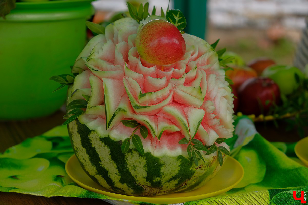 На праздник собрались и местные жители, и гости Суздаля. Несмотря на уходящее лето, это первое официальное событие ВСМЗ на открытом воздухе