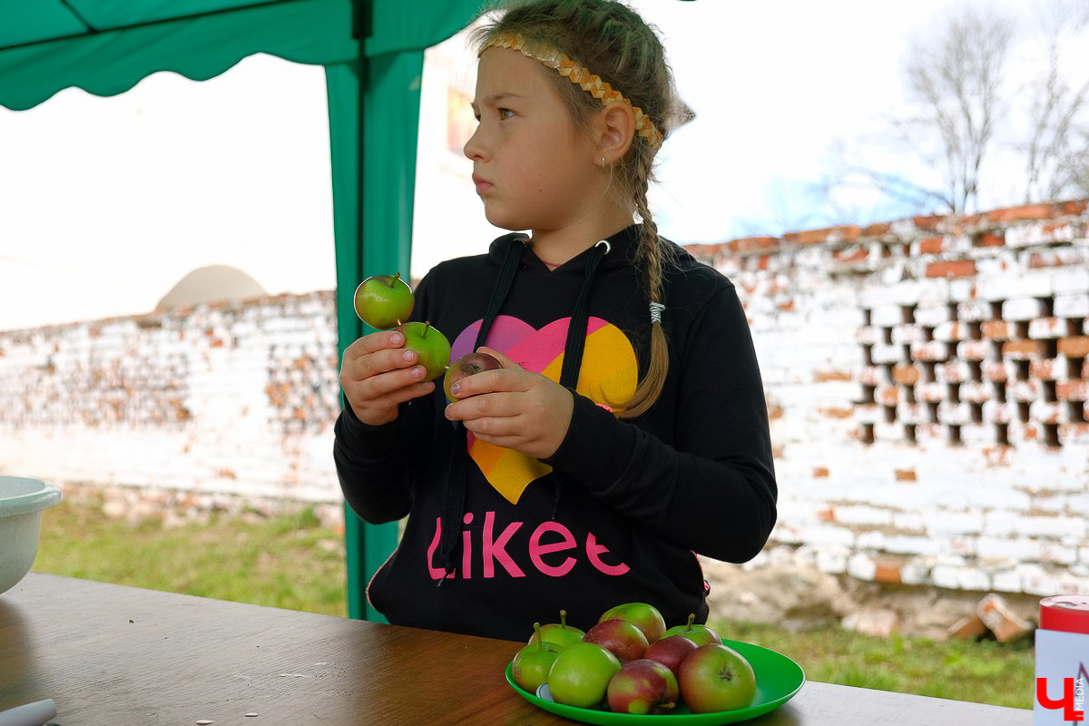 На праздник собрались и местные жители, и гости Суздаля. Несмотря на уходящее лето, это первое официальное событие ВСМЗ на открытом воздухе