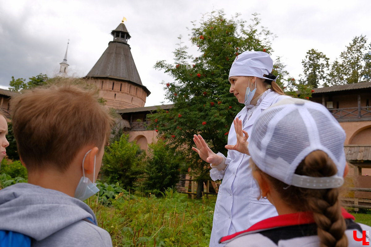 На праздник собрались и местные жители, и гости Суздаля. Несмотря на уходящее лето, это первое официальное событие ВСМЗ на открытом воздухе