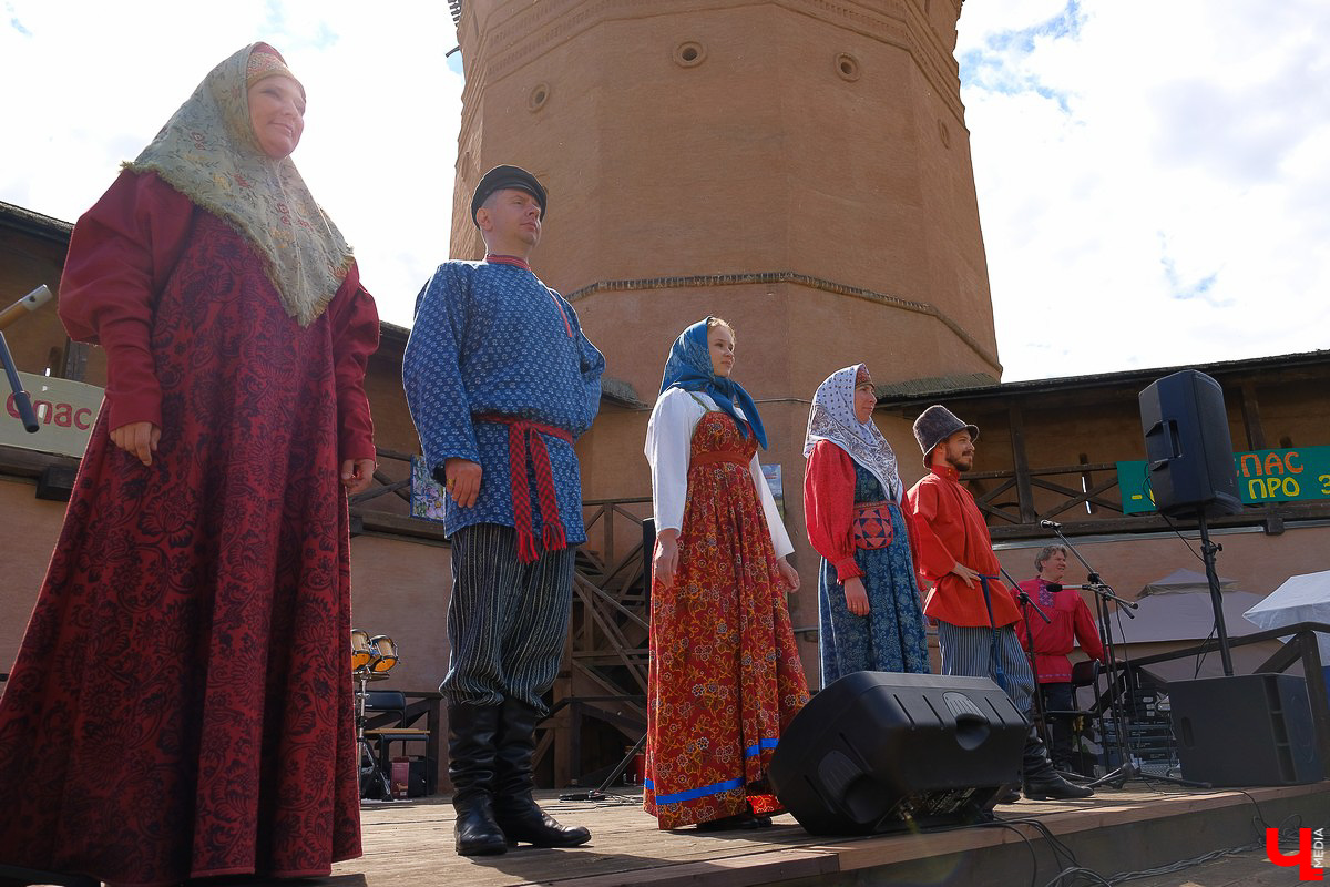 На праздник собрались и местные жители, и гости Суздаля. Несмотря на уходящее лето, это первое официальное событие ВСМЗ на открытом воздухе