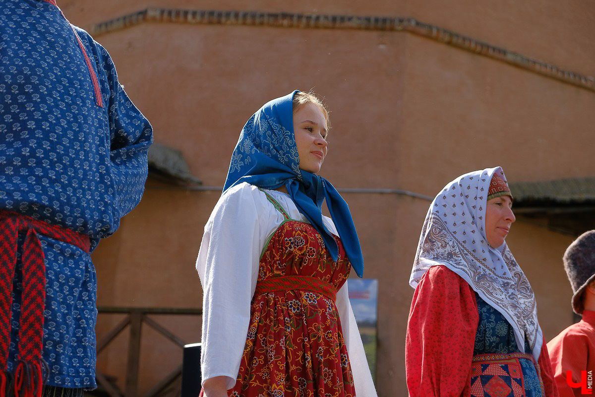 На праздник собрались и местные жители, и гости Суздаля. Несмотря на уходящее лето, это первое официальное событие ВСМЗ на открытом воздухе