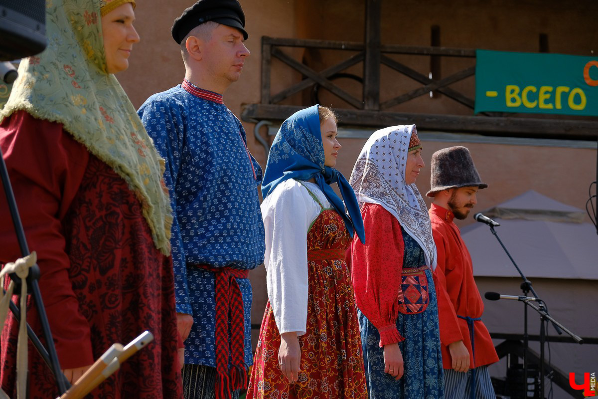 На праздник собрались и местные жители, и гости Суздаля. Несмотря на уходящее лето, это первое официальное событие ВСМЗ на открытом воздухе
