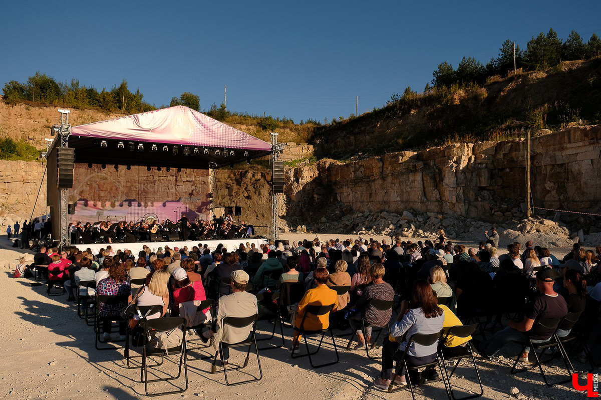 Музыканты выбрали живописное и труднодоступное место для концерта, чтобы ограничить поток желающих послушать классическую музыку