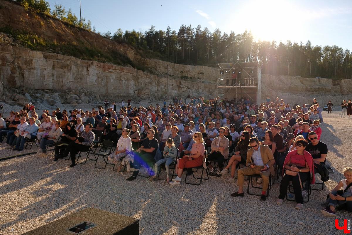 Музыканты выбрали живописное и труднодоступное место для концерта, чтобы ограничить поток желающих послушать классическую музыку