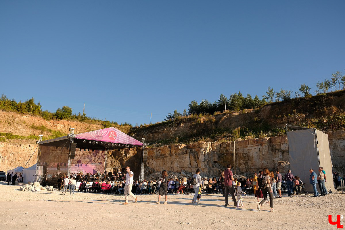 Музыканты выбрали живописное и труднодоступное место для концерта, чтобы ограничить поток желающих послушать классическую музыку