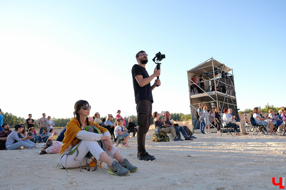 Музыканты выбрали живописное и труднодоступное место для концерта, чтобы ограничить поток желающих послушать классическую музыку