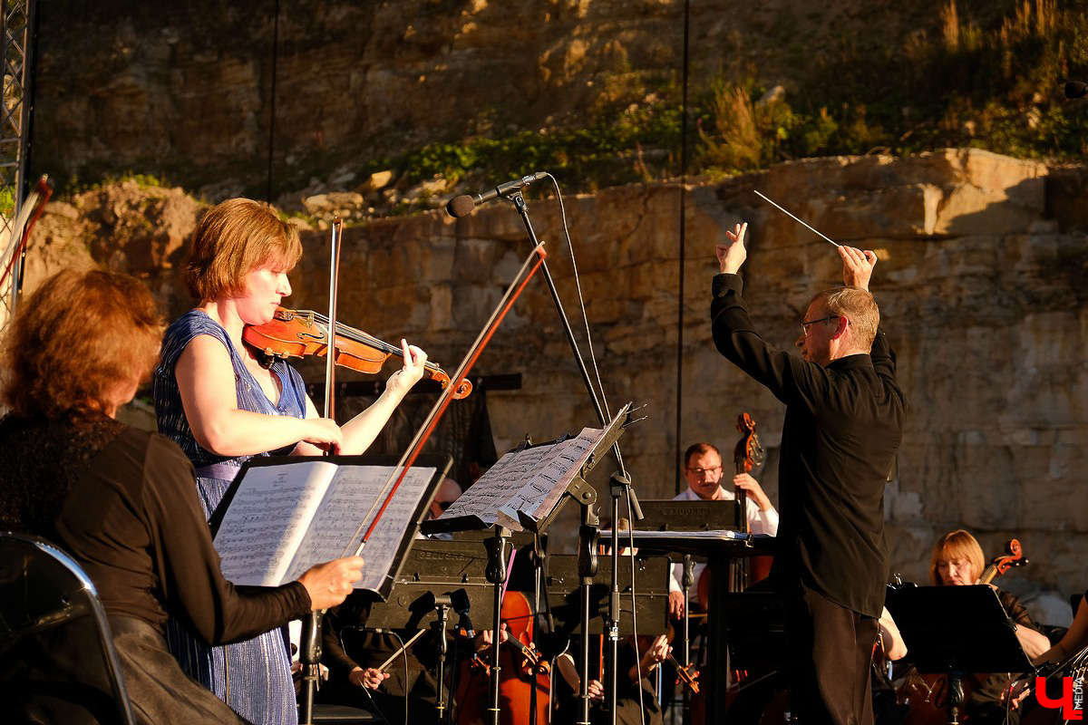 Музыканты выбрали живописное и труднодоступное место для концерта, чтобы ограничить поток желающих послушать классическую музыку
