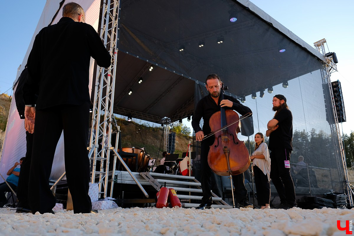 Музыканты выбрали живописное и труднодоступное место для концерта, чтобы ограничить поток желающих послушать классическую музыку