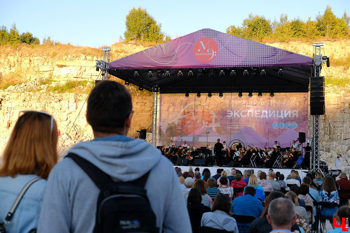 Музыканты выбрали живописное и труднодоступное место для концерта, чтобы ограничить поток желающих послушать классическую музыку