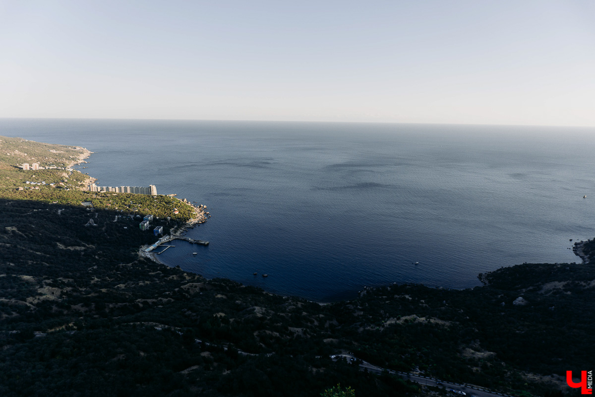 Ходит слух, что поездка в Крым дороже полета в Турцию... Изучаем один из самых популярных курортов года: цены, локации, «звезды». И делимся лайфхаками, которые помогут сберечь финансы во время крымских каникул