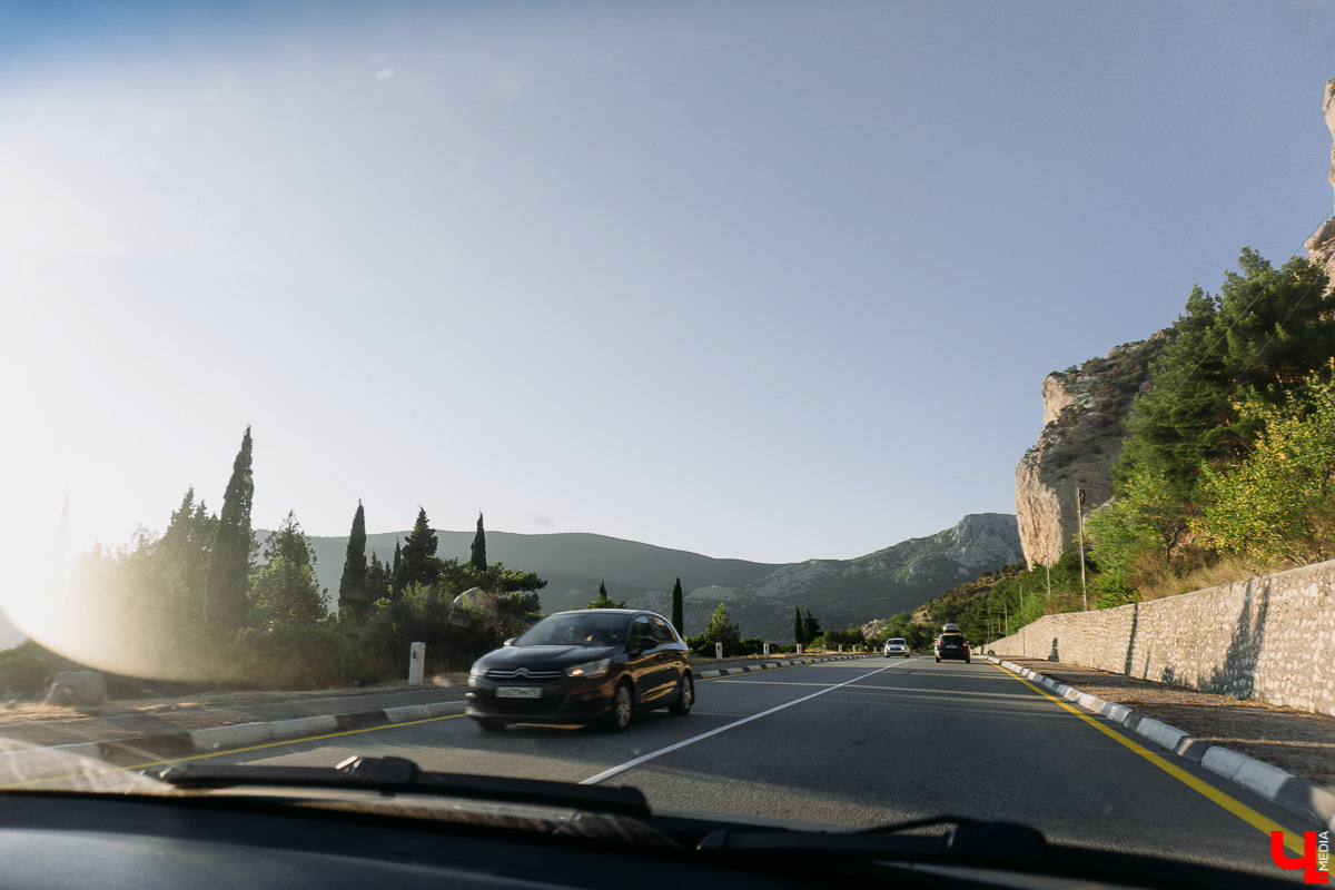 Ходит слух, что поездка в Крым дороже полета в Турцию... Изучаем один из самых популярных курортов года: цены, локации, «звезды». И делимся лайфхаками, которые помогут сберечь финансы во время крымских каникул