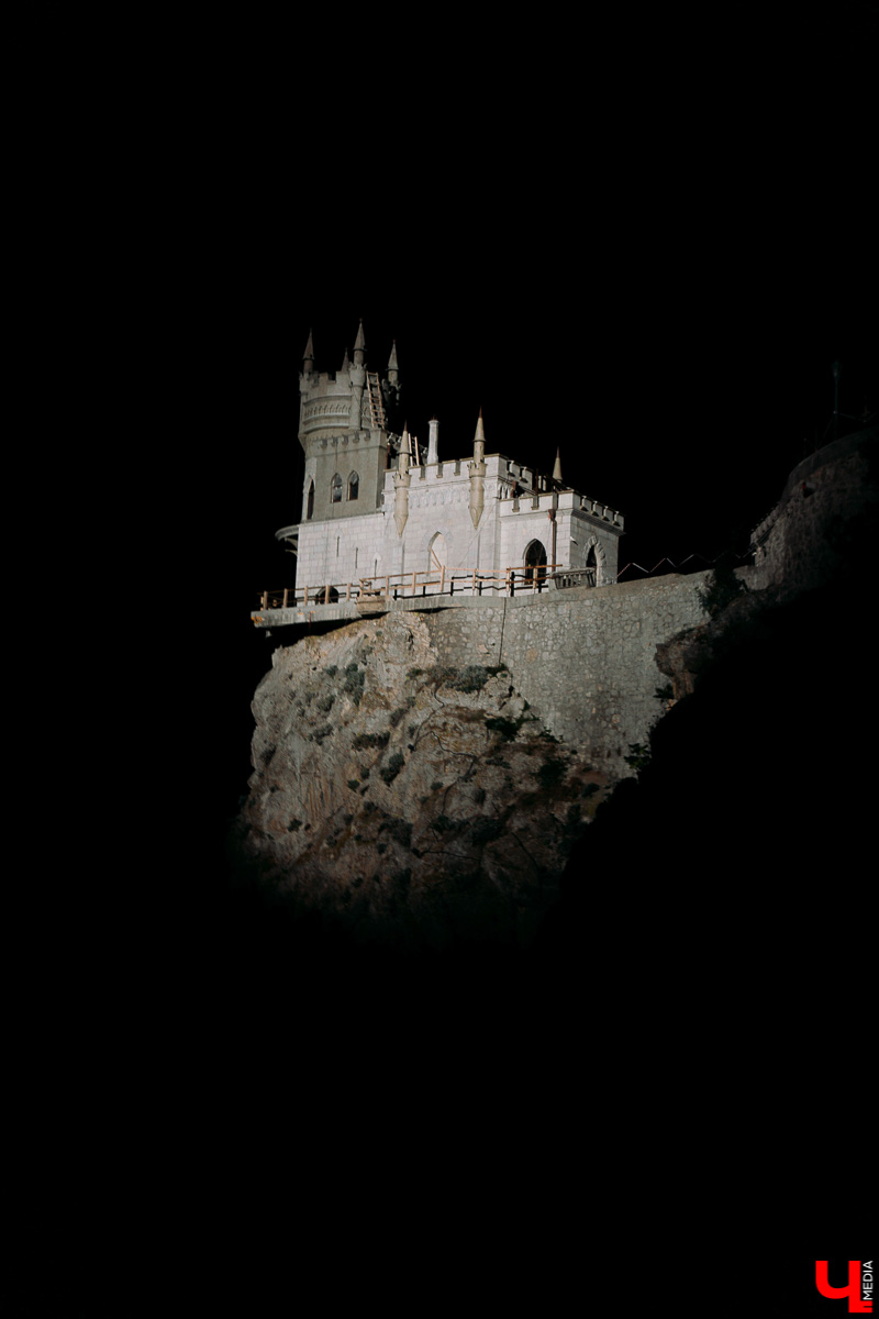 Ходит слух, что поездка в Крым дороже полета в Турцию... Изучаем один из самых популярных курортов года: цены, локации, «звезды». И делимся лайфхаками, которые помогут сберечь финансы во время крымских каникул