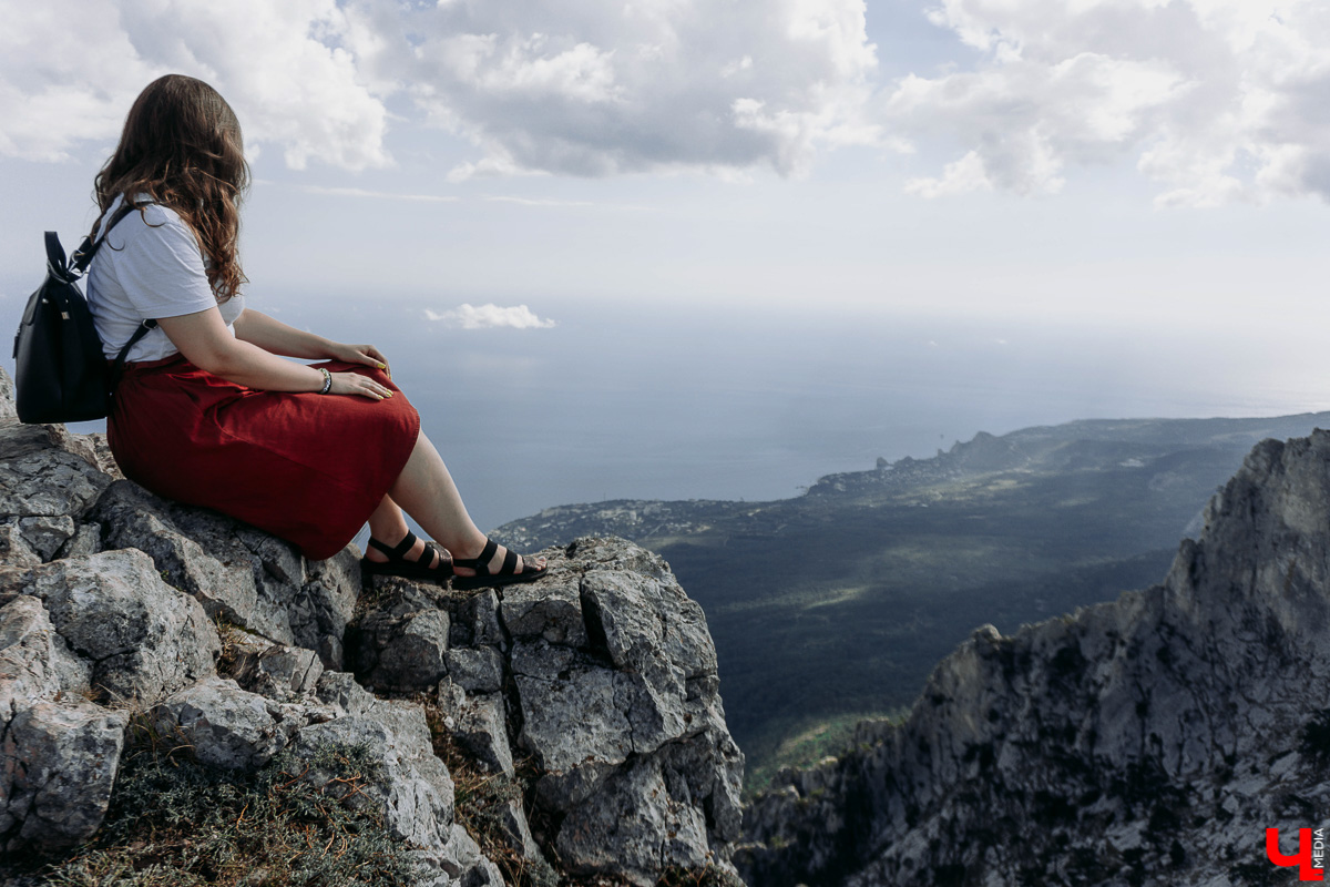 Ходит слух, что поездка в Крым дороже полета в Турцию... Изучаем один из самых популярных курортов года: цены, локации, «звезды». И делимся лайфхаками, которые помогут сберечь финансы во время крымских каникул