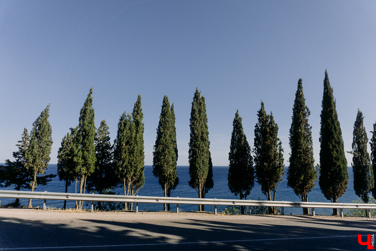 Ходит слух, что поездка в Крым дороже полета в Турцию... Изучаем один из самых популярных курортов года: цены, локации, «звезды». И делимся лайфхаками, которые помогут сберечь финансы во время крымских каникул