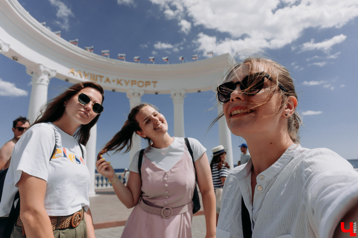 Ходит слух, что поездка в Крым дороже полета в Турцию... Изучаем один из самых популярных курортов года: цены, локации, «звезды». И делимся лайфхаками, которые помогут сберечь финансы во время крымских каникул