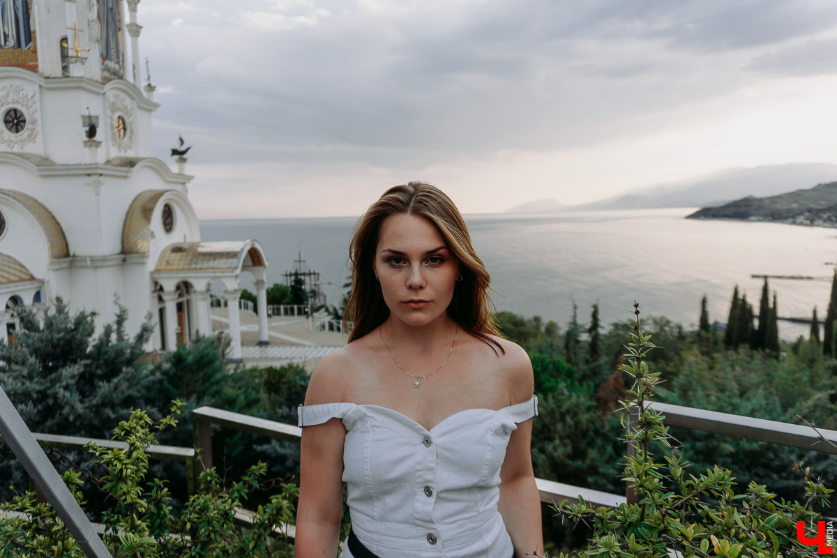 Ходит слух, что поездка в Крым дороже полета в Турцию... Изучаем один из самых популярных курортов года: цены, локации, «звезды». И делимся лайфхаками, которые помогут сберечь финансы во время крымских каникул