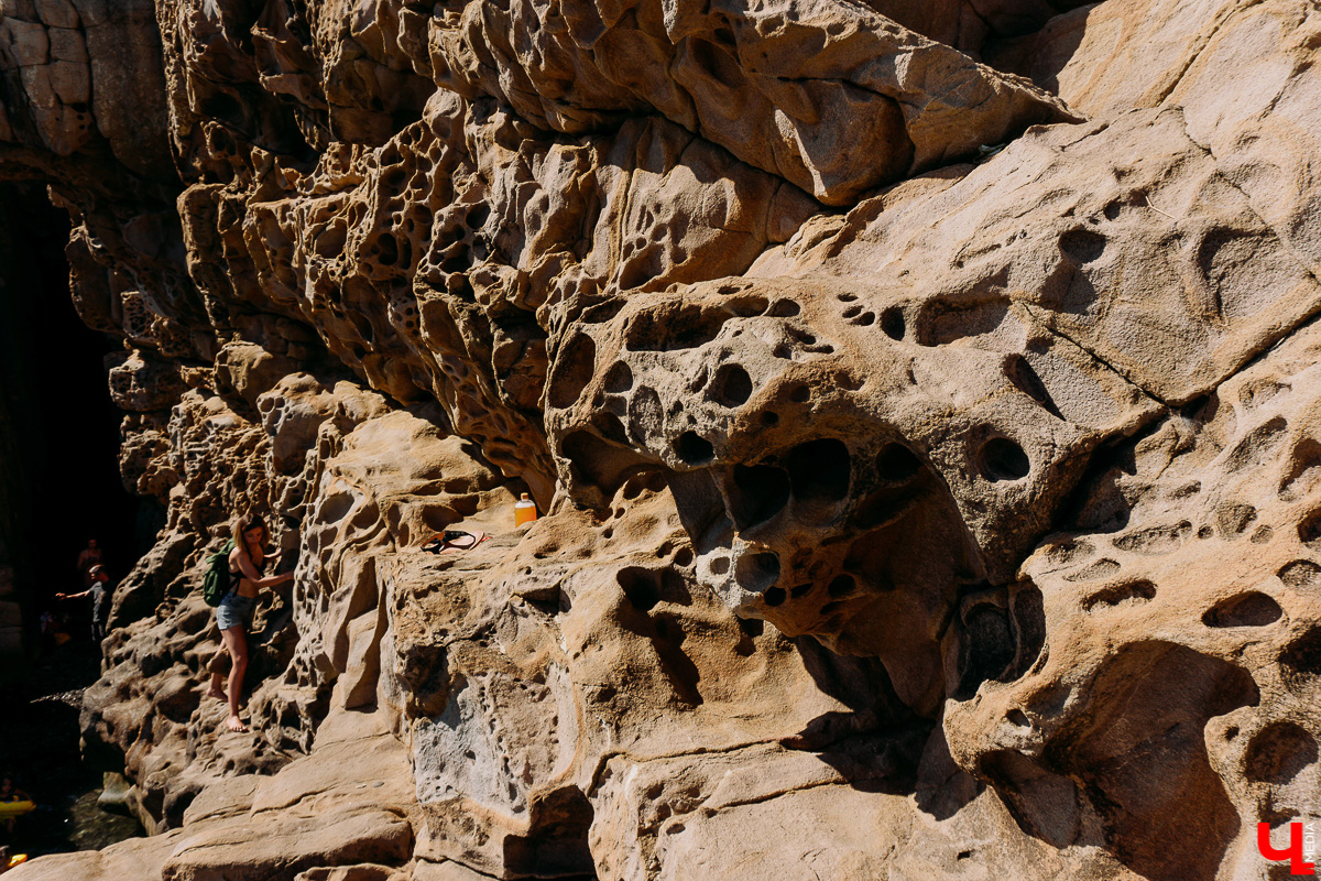 Ходит слух, что поездка в Крым дороже полета в Турцию... Изучаем один из самых популярных курортов года: цены, локации, «звезды». И делимся лайфхаками, которые помогут сберечь финансы во время крымских каникул