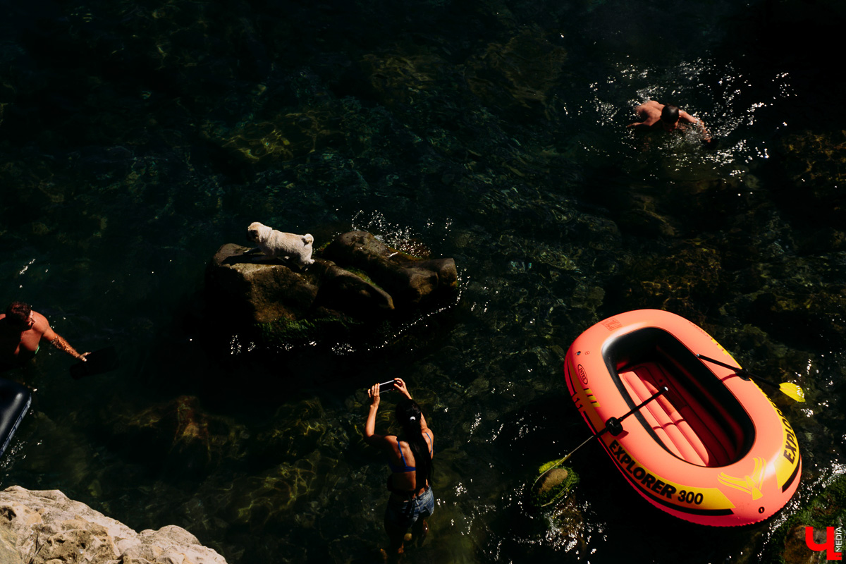 Ходит слух, что поездка в Крым дороже полета в Турцию... Изучаем один из самых популярных курортов года: цены, локации, «звезды». И делимся лайфхаками, которые помогут сберечь финансы во время крымских каникул