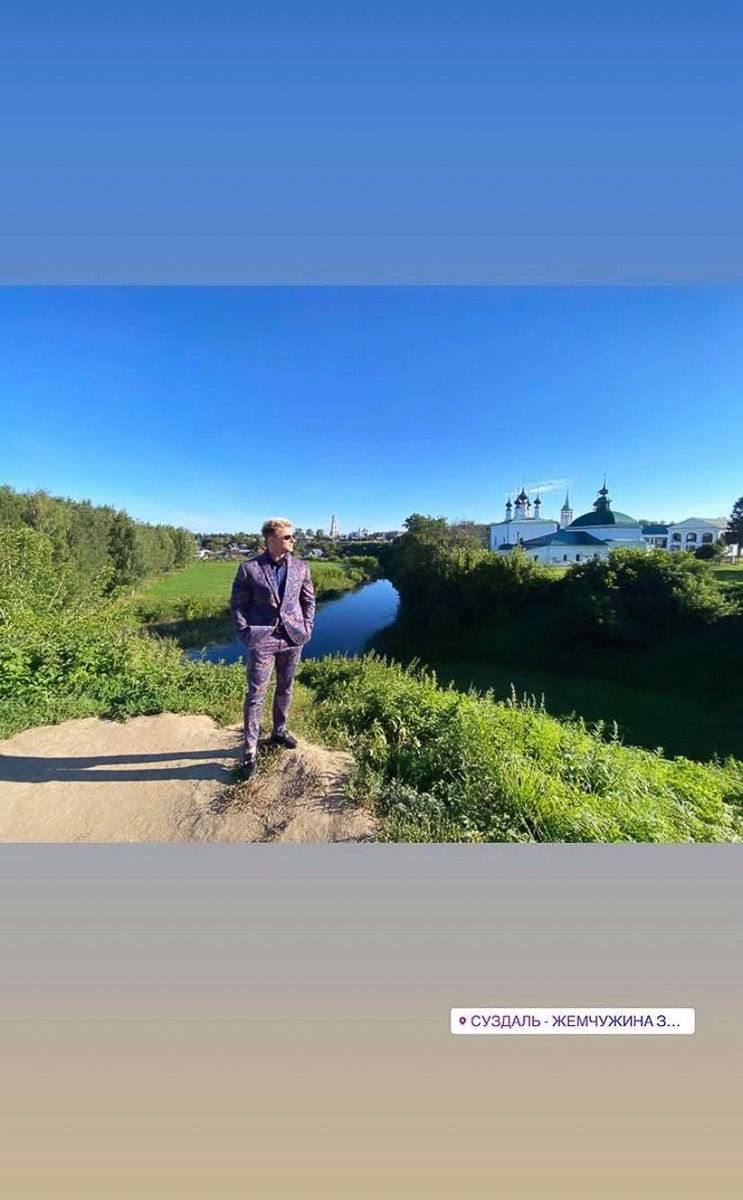 Опухшие костяшки после реальной драки и фотографии на фоне самых красивых мест в городе-музее — как звезды сериала «Легенда» снимались и отдыхали во Владимирской области