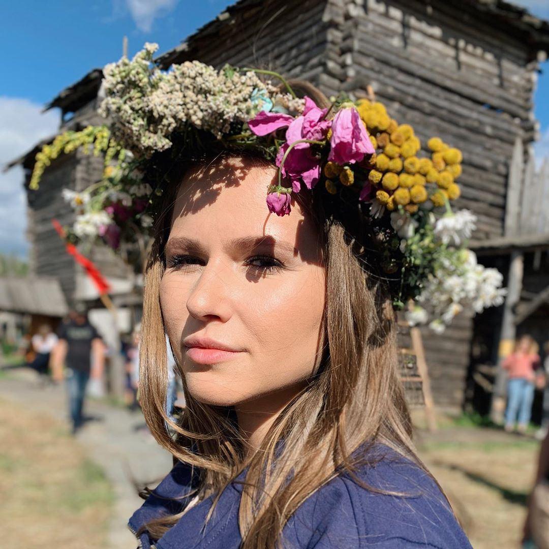 Опухшие костяшки после реальной драки и фотографии на фоне самых красивых мест в городе-музее — как звезды сериала «Легенда» снимались и отдыхали во Владимирской области