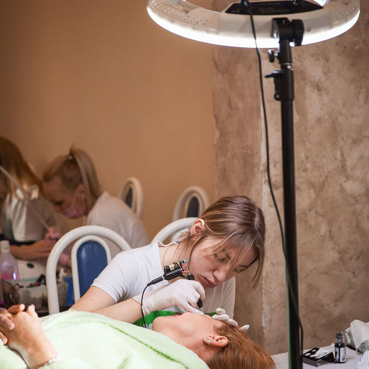 Алина Щепетова — мастер перманентного макияжа. Девушка рассказала о важном проекте, который недавно начала