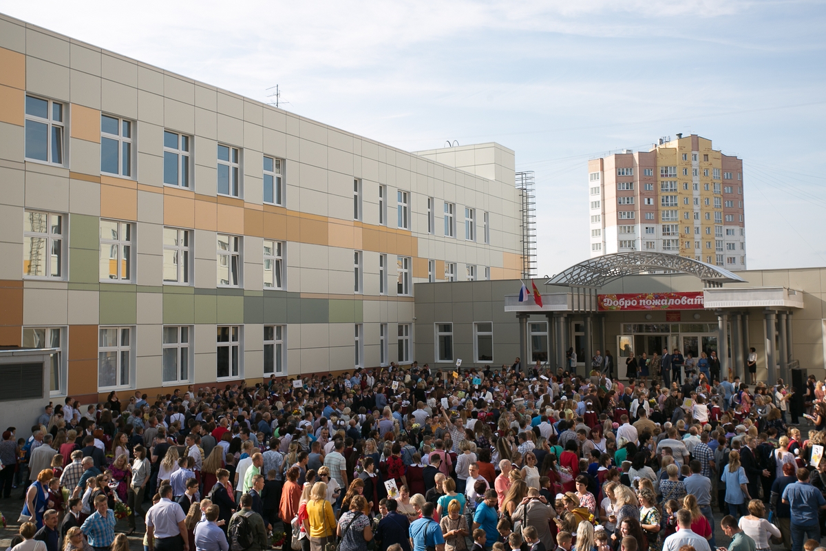 Торжественная линейка 1 сентября в школах пройдет только у первоклашек и выпускников. Студенты старших курсов вузов начнут учиться очно 14 сентября