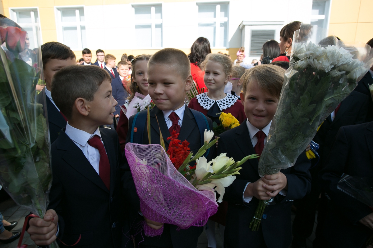 Торжественная линейка 1 сентября в школах пройдет только у первоклашек и выпускников. Студенты старших курсов вузов начнут учиться очно 14 сентября
