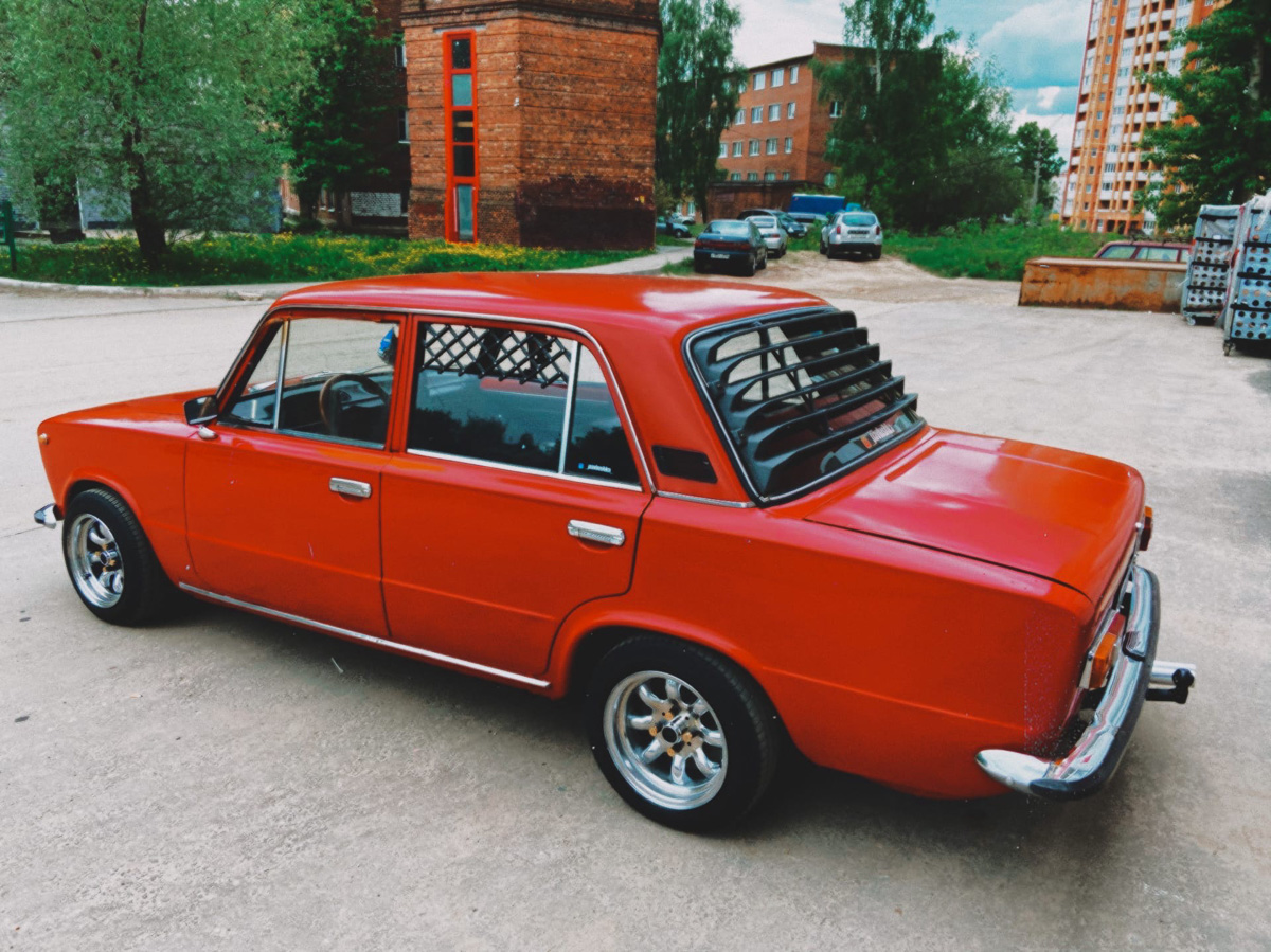 Павел Французов за три года сменил 25 автомобилей. Все они — «жигули». За что парень любит «классику» и как он ее апгрейдит