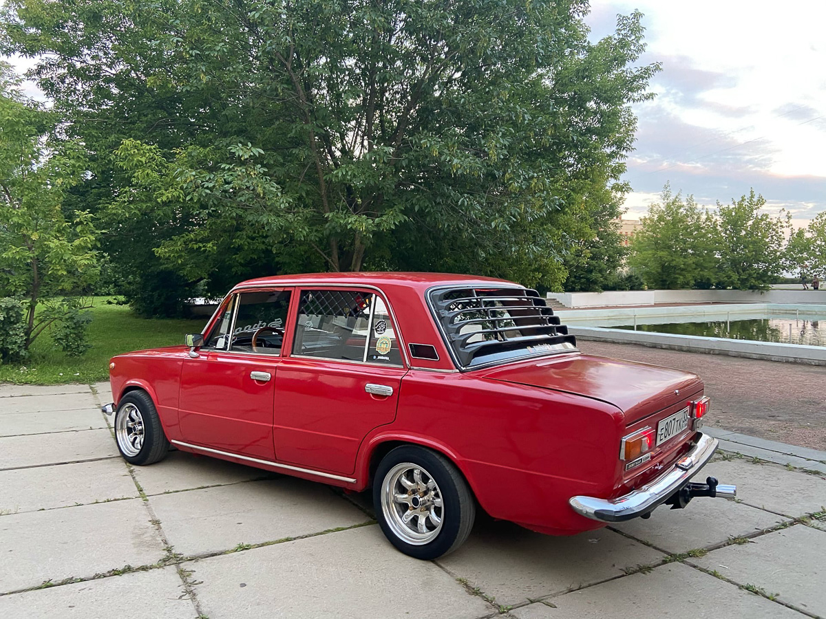 Павел Французов за три года сменил 25 автомобилей. Все они — «жигули». За что парень любит «классику» и как он ее апгрейдит